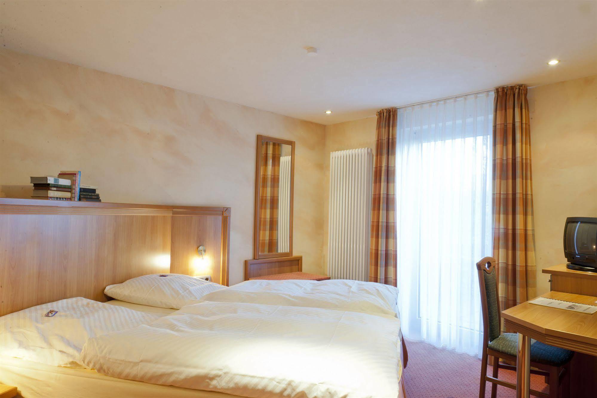 Gutshof Ziegelhuette Hotel Edenkoben Luaran gambar